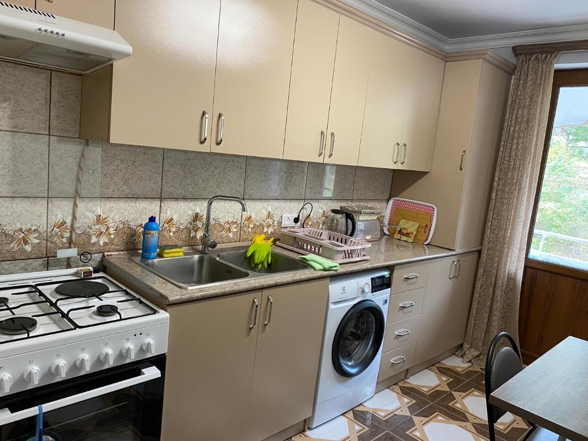 Lovely 2-Bedroom Apartment Near Ayb School Dilijan Eksteriør billede